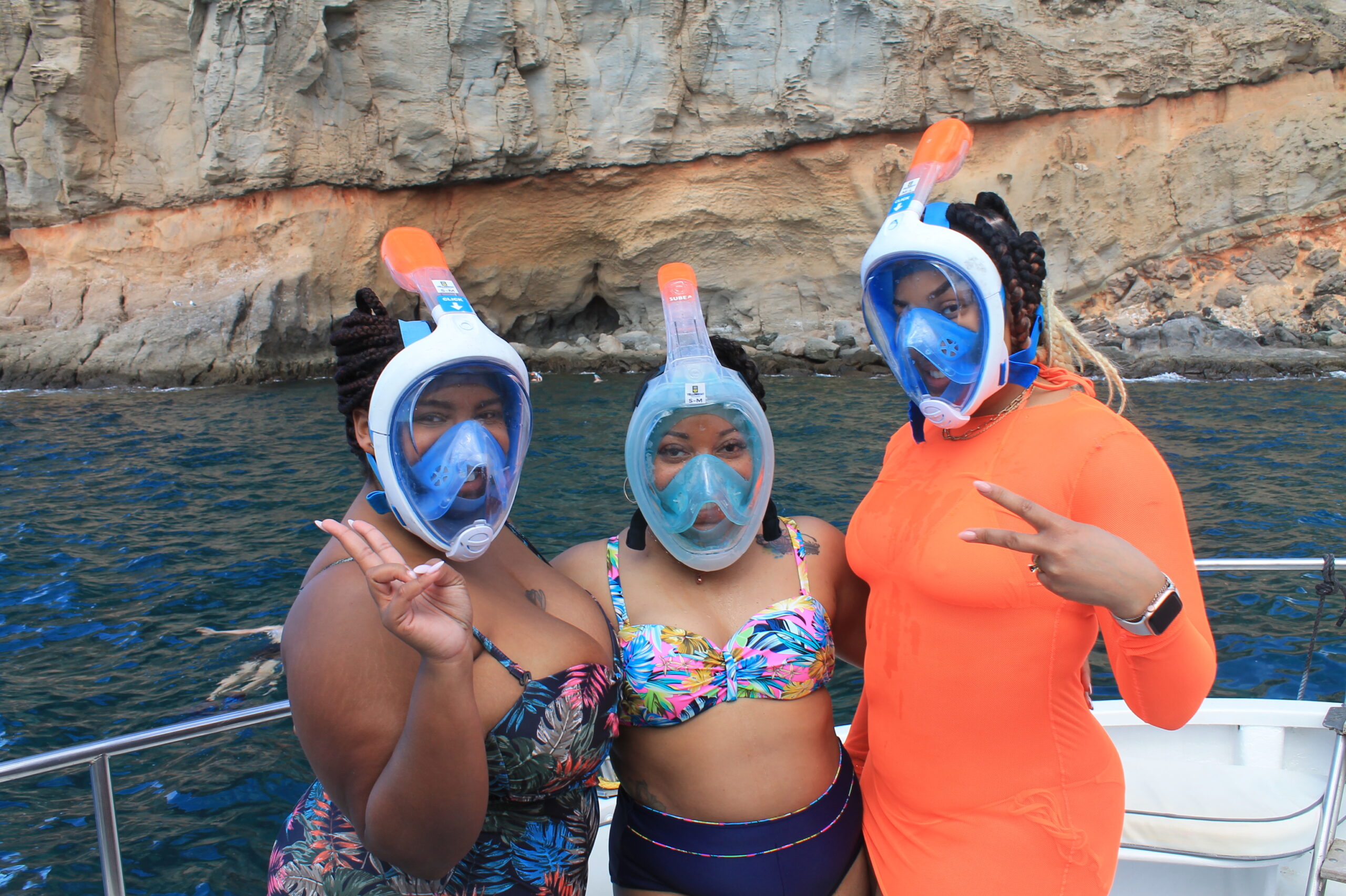 Snorkeling Friends on Yellow Boat Mogan – Ready to Explore Three women wearing full-face snorkel masks posing on board Yellow Boat Mogan before starting their snorkeling adventure near Puerto de Mogán.